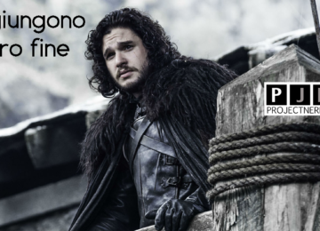 John Snow, protagonista di Game of Thrones, guarda l'orizzonte da un trespolo